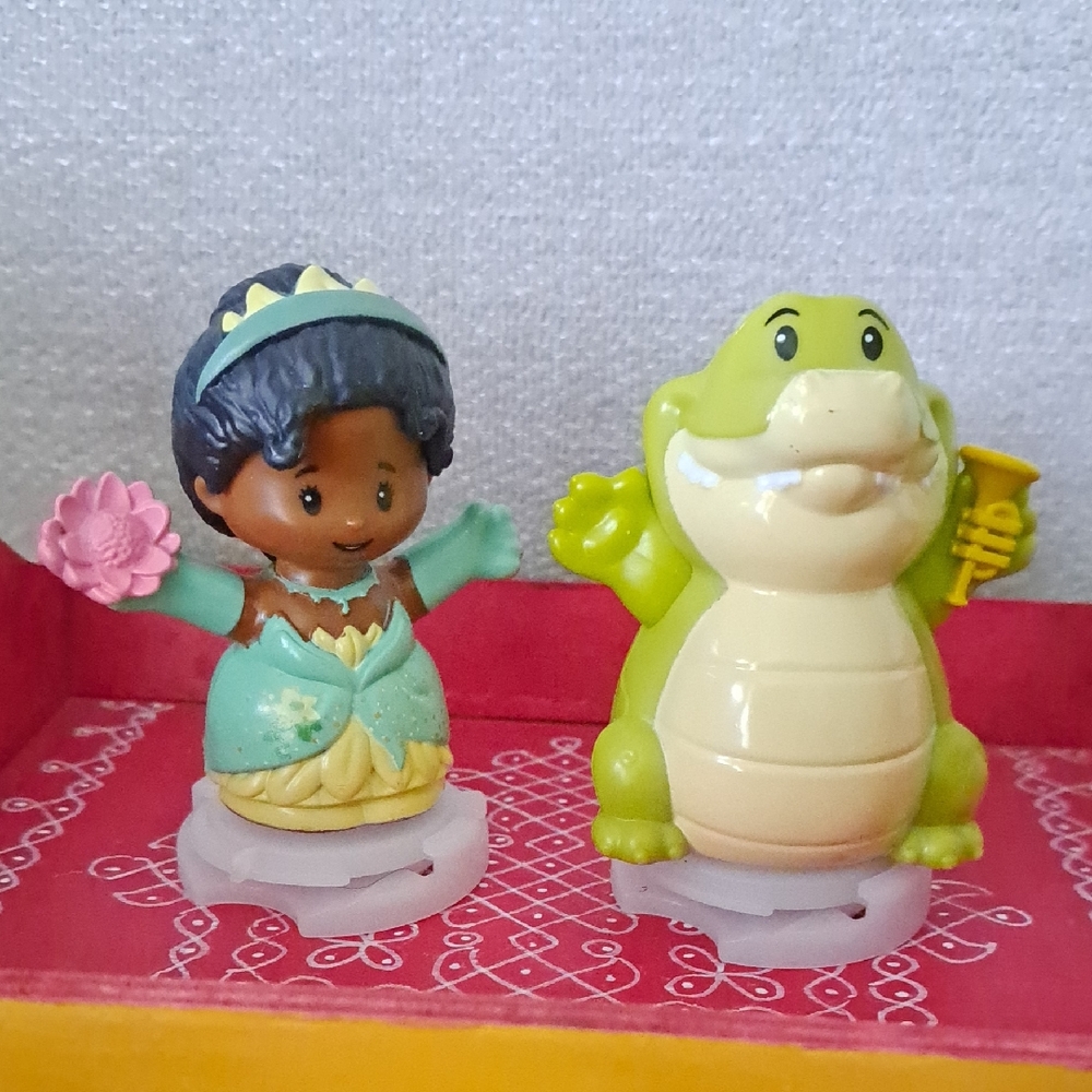 Green and Cream Crocodile Action Figures Playset